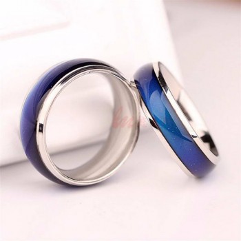 Необычное кольцо, меняющее цвет